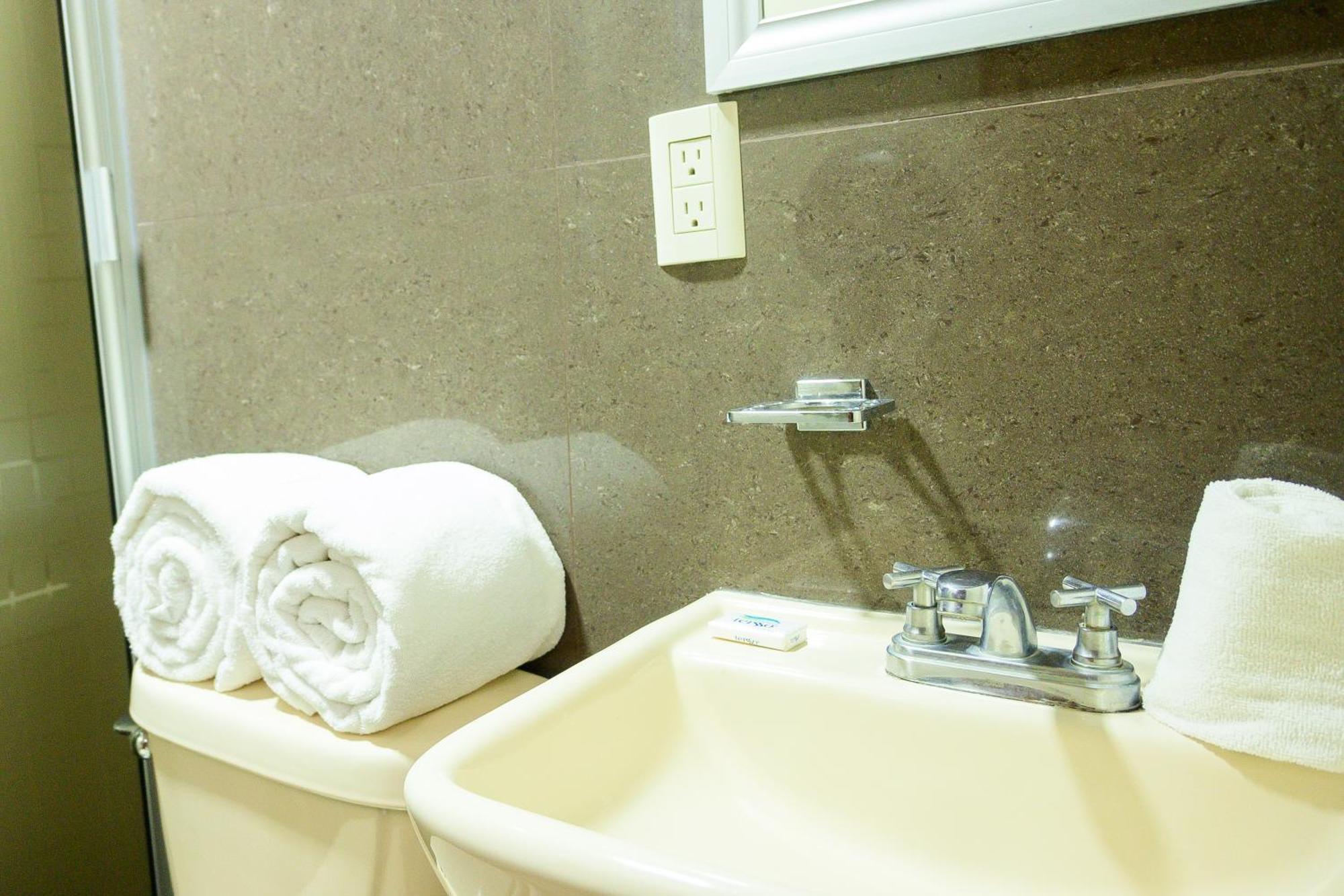 Hotel Acuario En Ocotlan Bagian luar foto